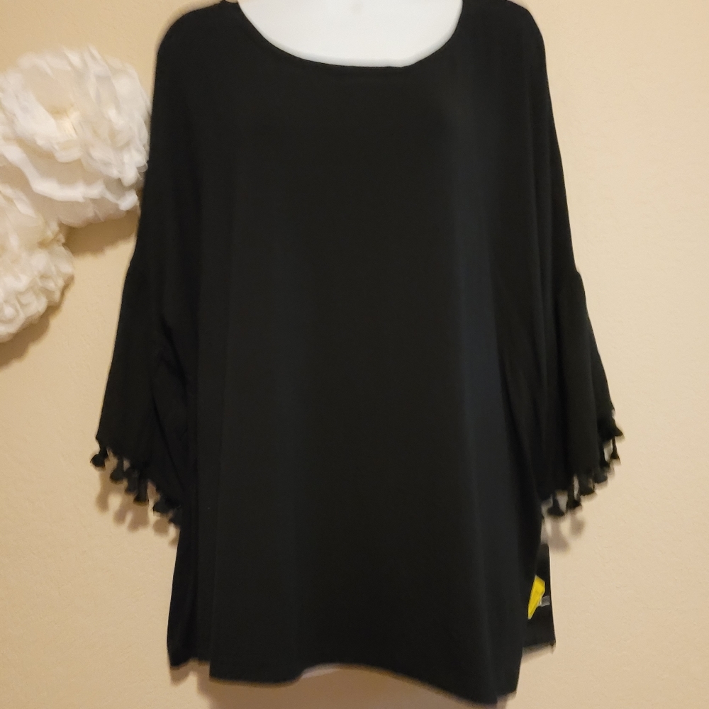 Super Cute 2X Black Top with fringe
